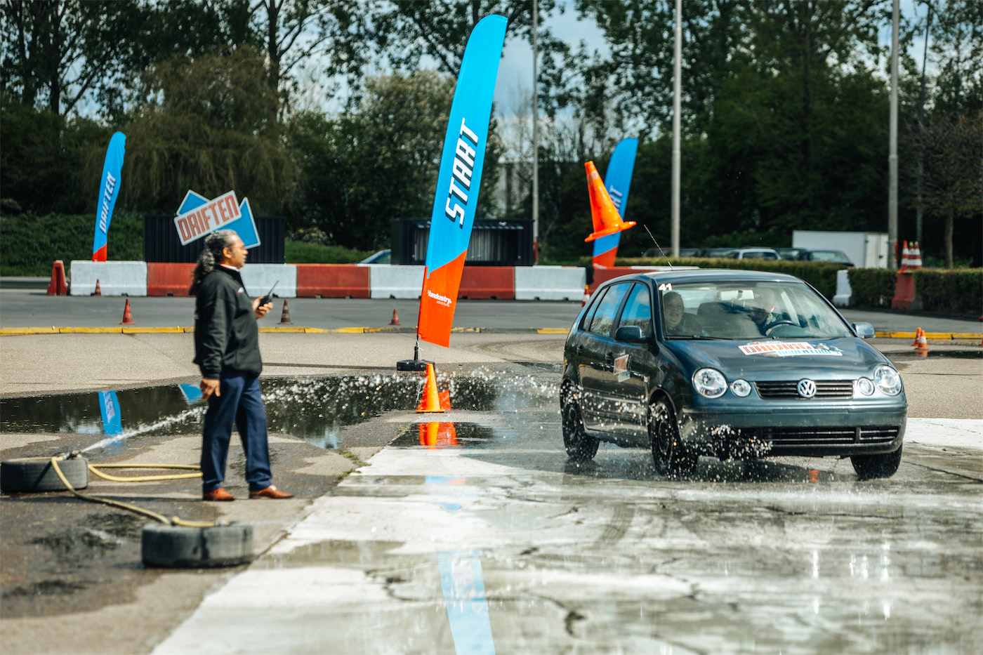 Deelnemers leren sliptechnieken tijdens een slipcursus bij Drift & Drive