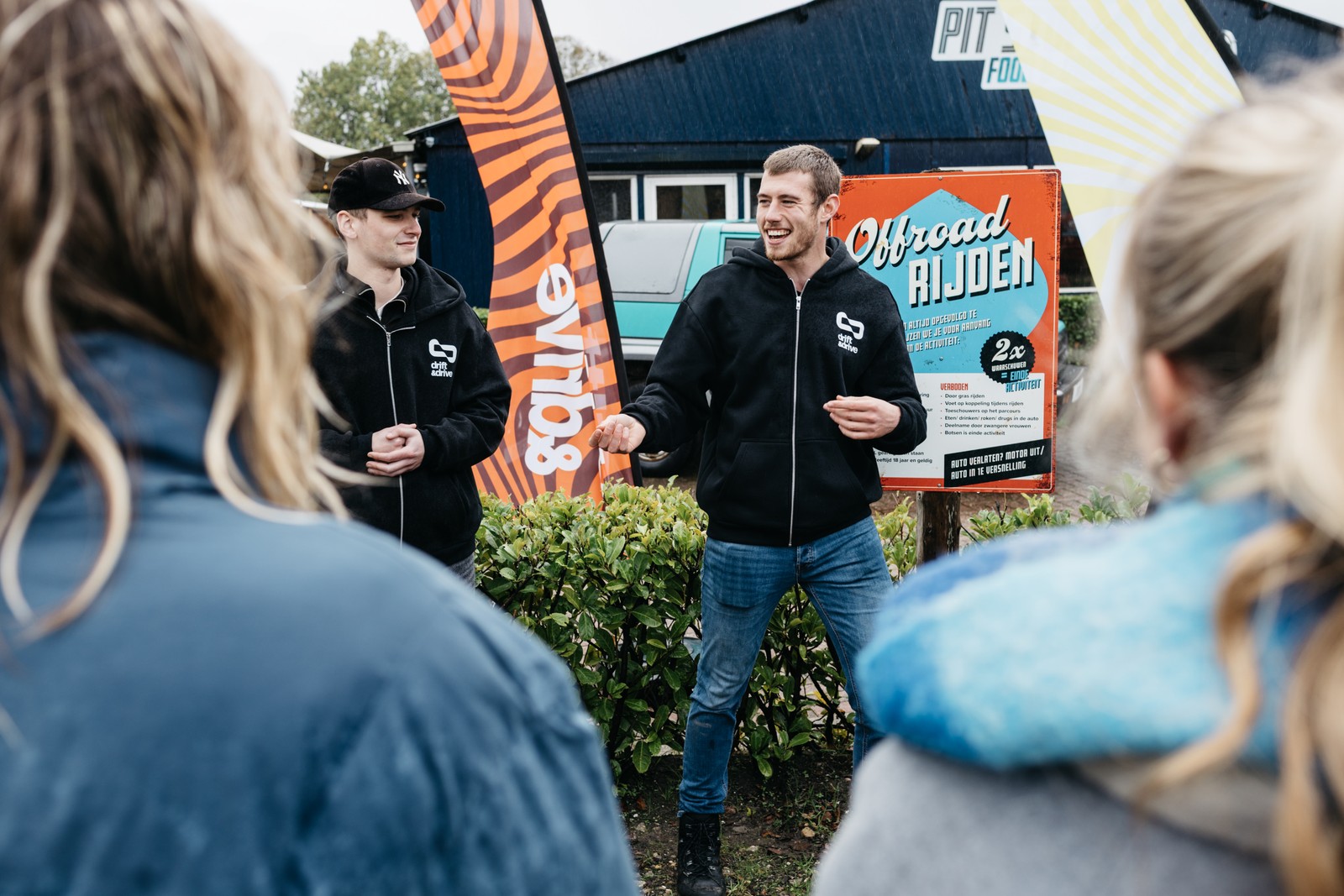 Een team werkt samen tijdens een teambuilding-activiteit bij Drift & Drive